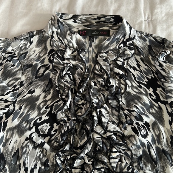 Heart and Soul Women’s Short Sleeve V Neck Blouse size Small - Picture 3 of 6
